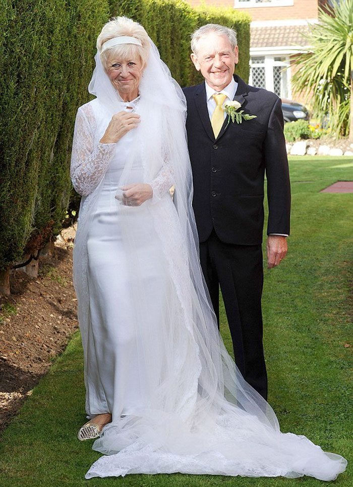 couple-celebrates-their-50th-anniversary-by-wearing-their-wedding-outfits