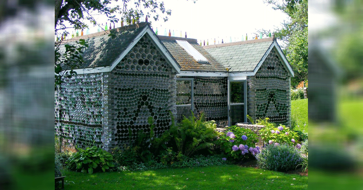 Building a house with glass bottles