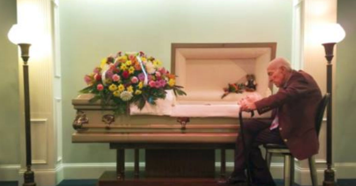 I Can’t Stop Crying At What Man Whispered To His Soulmate Of 59 Years At Her Funeral