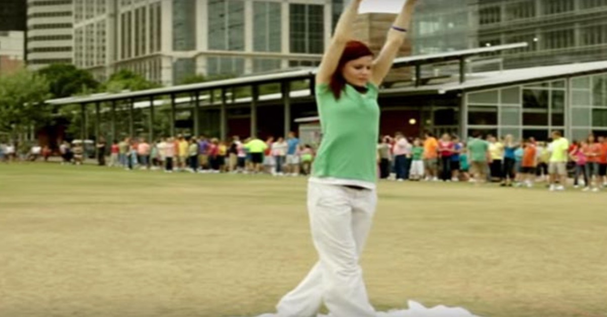 Woman Does An Easter Performance In The Park For Her Church Then Thousands Came To Join Her