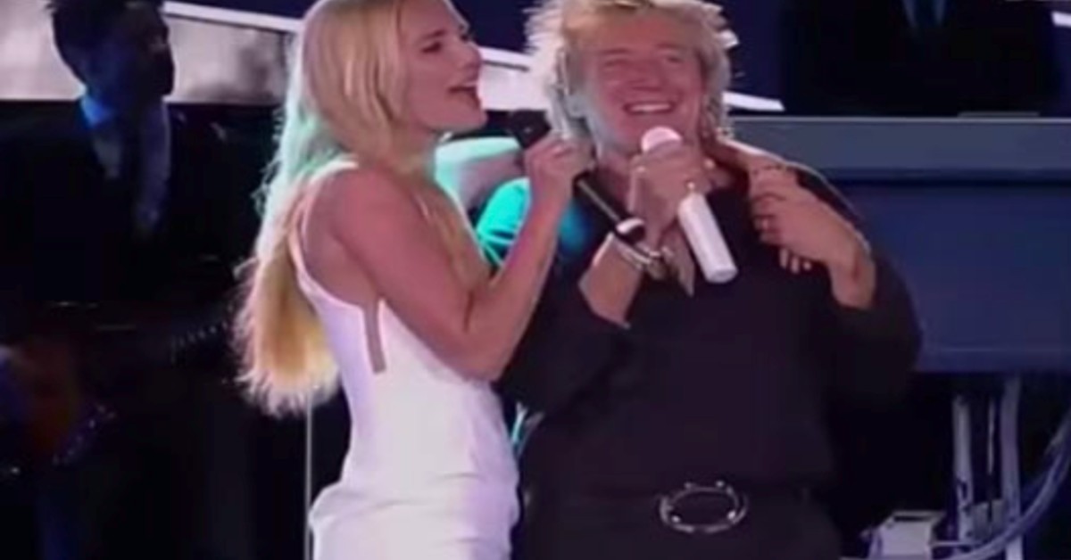 Heartwarming Performance As Rod Stewart Sings “Forever Young” On Stage With His Daughter