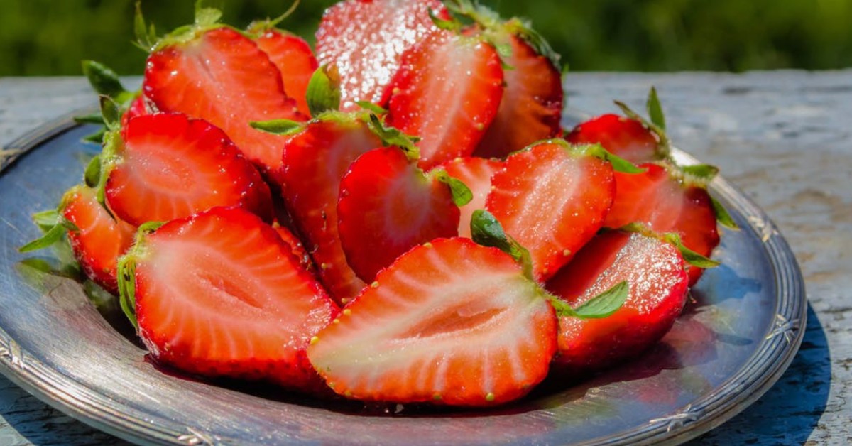 Farmer Reveals Tip To Keep Strawberries Fresh After You Bring Them Home ...