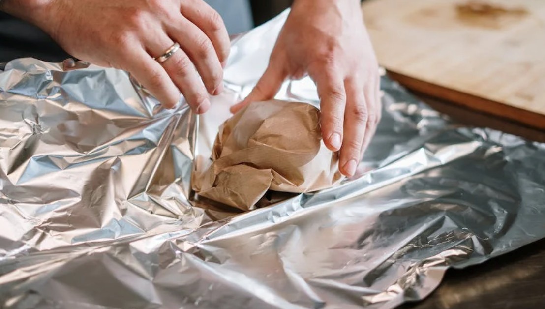 Stop Wrapping Food In Tinfoil And Cooking It, Here&#8217;s Why